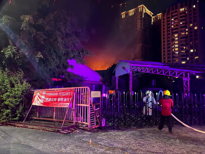 高雄鼓山一汽車生活館深夜大火，消防局出來10多輛消防車搶救。（民眾提供）