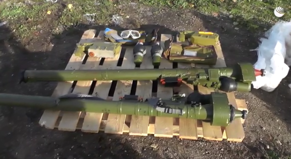从俄罗斯联邦安全局释出的影片中可见，身穿防爆服的人员使用检测仪器在车中找出两具9K38针式防空飞弹。（图撷取自《俄罗斯新闻社》）(photo:LTN)