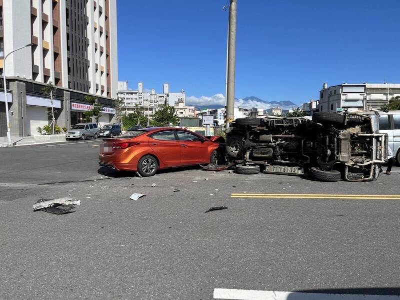 台東市永福路與柳州街口今天上午發生兩車相撞車禍，警方查出廂型車駕駛李姓男子酒測值超標。（記者黃明堂翻攝）