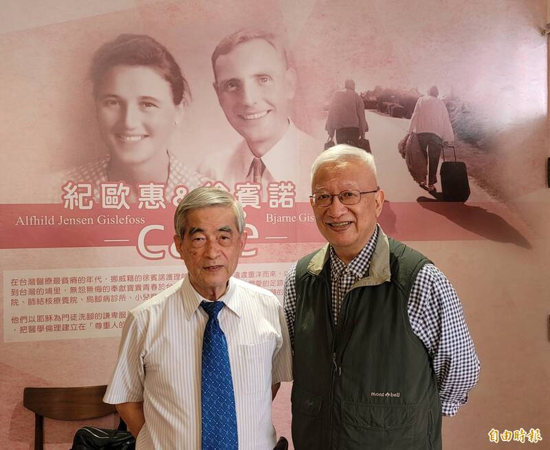 埔基前院長黃蔚、趙文崇（左、右）獲頒國立暨南國際大學名譽博士學位。（記者佟振國攝）