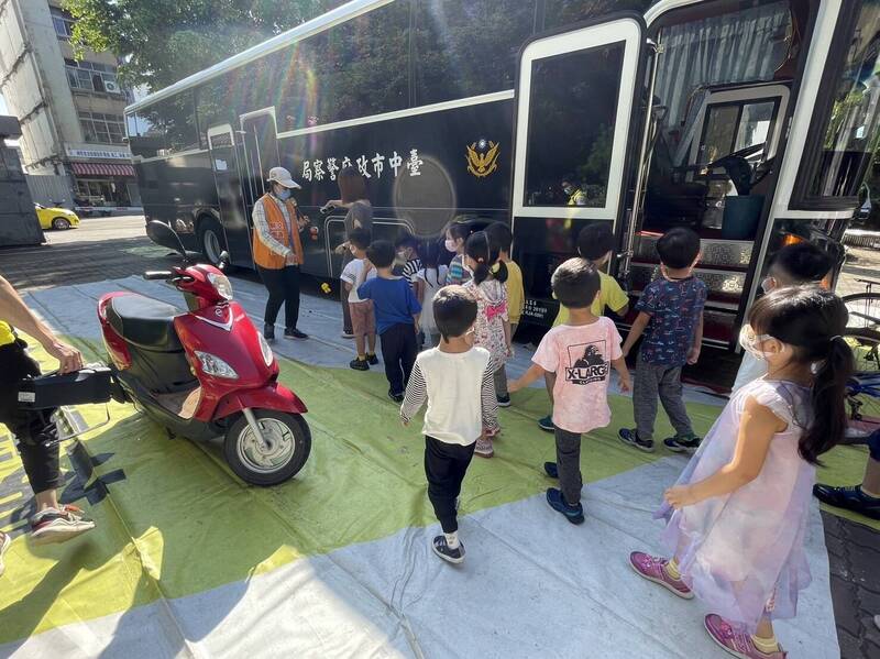 警備車開進富春國小校園。（富春國小提供）