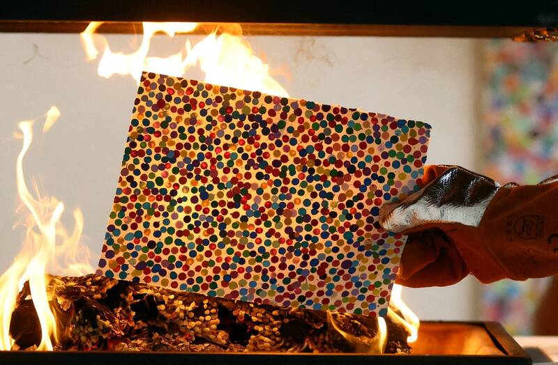 英国知名鬼才艺术家赫斯特，日前亲自烧毁了自己的近1000幅的实体画作。（路透）(photo:LTN)