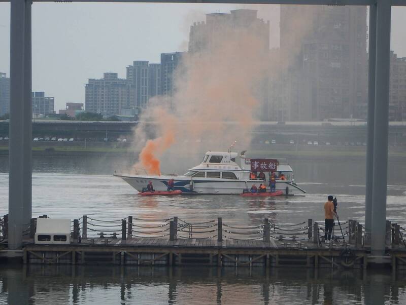 航港局首度攜手北市公運處，進行淡水河船舶失火、人員落水救災演練。（圖：航港局提供）