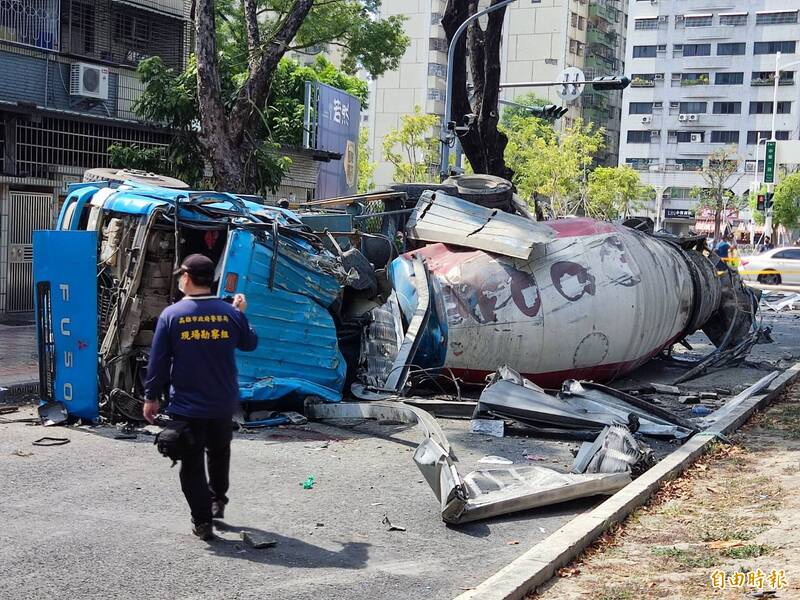 一輛預拌混泥車行經中華路橋時衝下路橋，駕駛OCHA、路過祖孫受傷送醫。（記者黃佳琳攝）