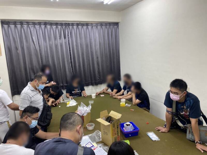 警方搗破以牛排館為掩護的賭場，甕中捉鱉逮獲29人。（讀者提供）