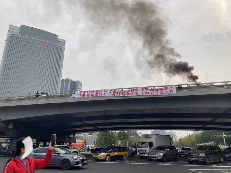 13日在北京四通桥上悬挂的反习近平标语布条。（美联社）(photo:LTN)