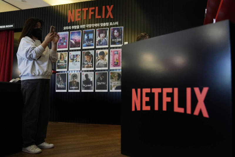 Netflix今日发布公告，筹备已久的「基本含广告方案」将在11月初于英国、美国、南韩等国家推出。示意图。（美联社资料照）(photo:LTN)