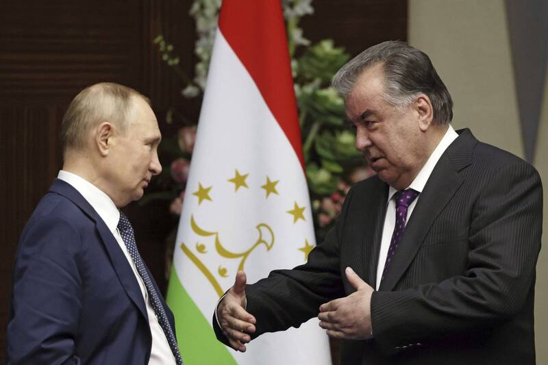 塔吉克共和国总统拉赫蒙（右）在哈萨克首都阿斯塔纳举行的独立国协（CIS）高峰会上，指责普廷（左）长达7分钟。（美联社）(photo:LTN)