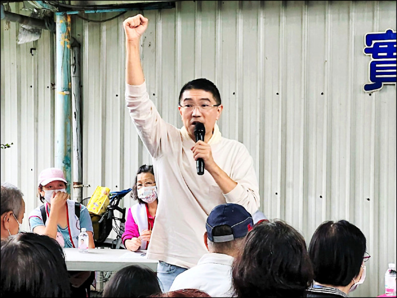 國民黨基隆市長候選人謝國樑財產申報後又兩度補正，謝昨天回應，「前陣子工作比較忙碌，多花了一些時間，才跟會計師確認最後的數字」。圖為謝國樑昨在地方舉辦「與國樑有約」聯誼茶會。（圖為國民黨基隆市長參選人謝國樑競選總部提供）