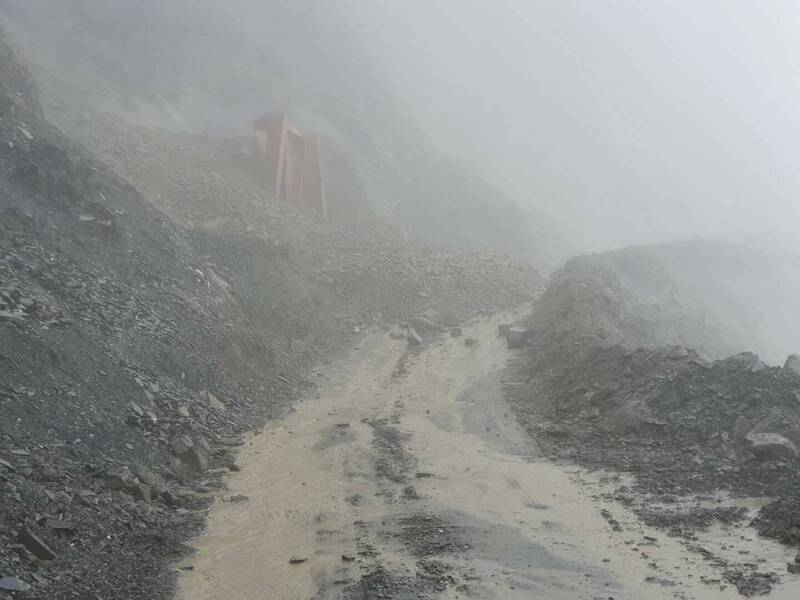 台8線中橫公路大禹嶺以東山區路段連日降雨，今天清晨117.4k關原災害搶修路段發生坍方、土石流，預警性封閉關原至金馬隧道路段。（圖擷取自中橫路況交通資訊站）