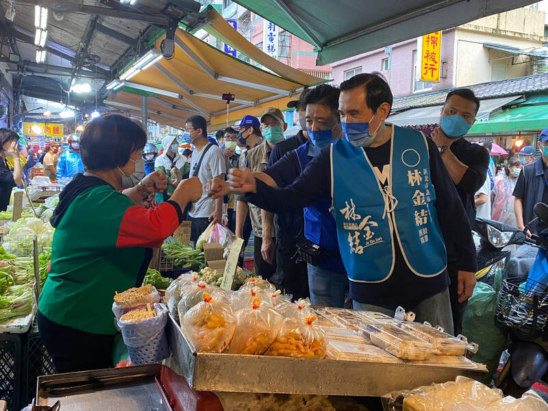 前總統馬英九與新北市議員林金結前往三峽市場掃街。（新北市議員林金結提供）