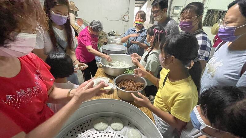 烏日區五張犁在地產業行銷-五光食色活動，民眾體驗DIY草仔粿、栽種豌豆苗。（農業局提供）