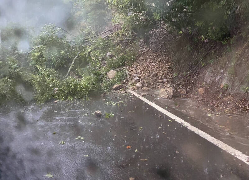 尼莎颱風外圍環流影響為桃園市復興山區帶來豐沛雨量，造成山區道路零星坍方。（記者李容萍翻攝）