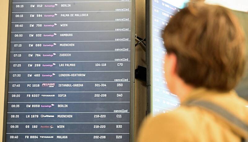 「欧洲之翼」机师本月6日就曾罢工1天，导致大量航班取消。图为旅客当天在德国科隆－波昂机场航厦观看显示航班资讯的大萤幕。（路透）(photo:LTN)