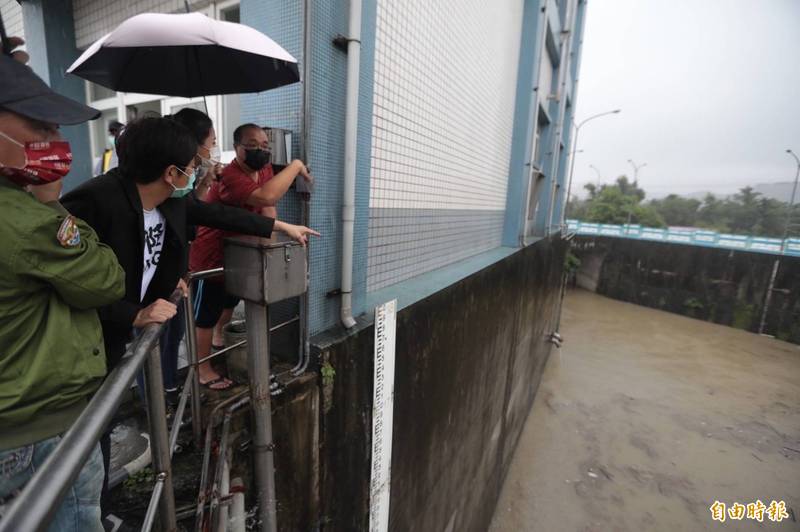 尼莎颱風與東北季風的共伴效應，為基隆北海岸地區帶來豪大雨，民進黨基隆市長候選人蔡適應（左二）偕民進黨議員候選人曾怡芳（右二）、林坤明（左一）到堵南抽水站視察，了解整備情況。（記者俞肇福攝）