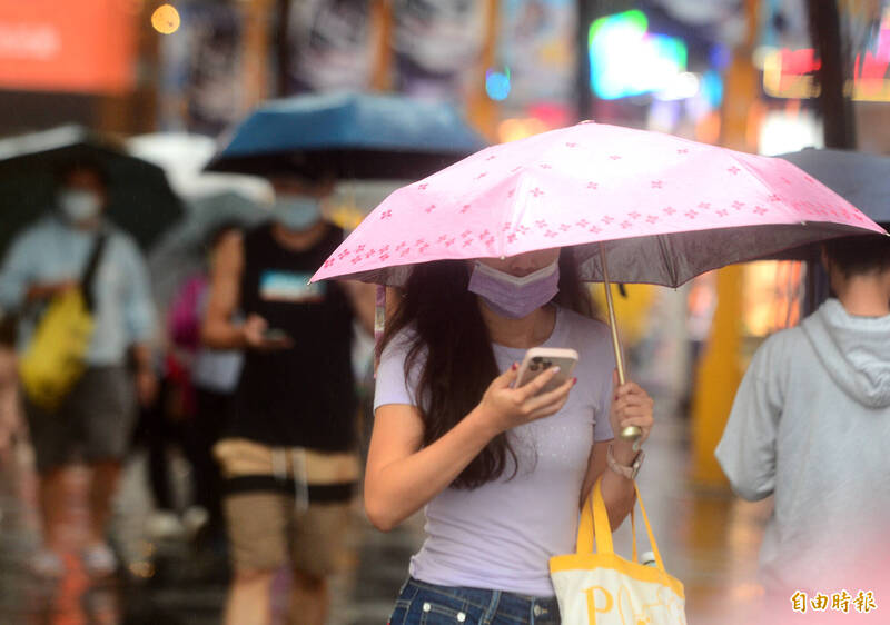 受到尼莎颱風外圍環流影響，中部以北、東半部豪雨狂炸。（記者王藝菘攝）