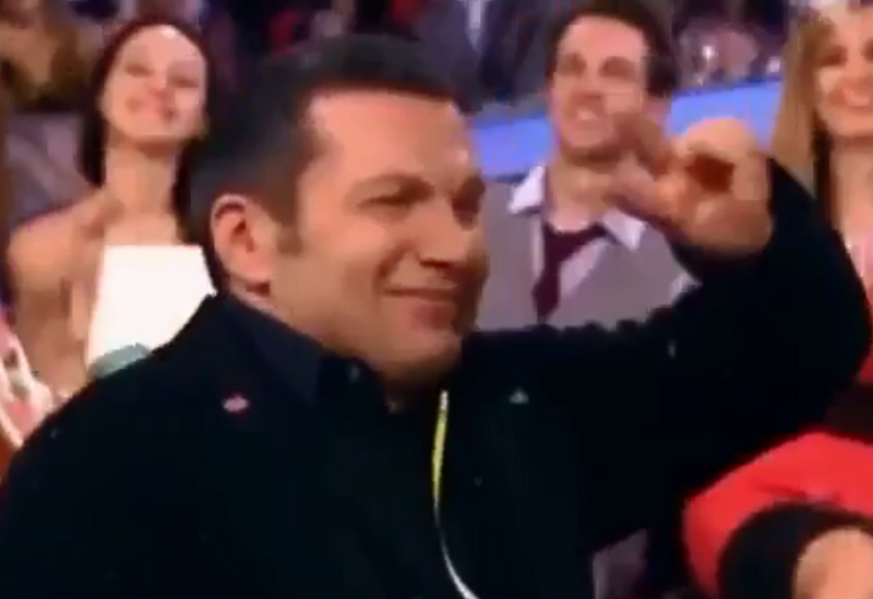 被称为「普廷传声筒」的俄国知名主持人索洛维约夫也和台上的泽伦斯基、加尔金一同起舞。（图翻摄自推特）(photo:LTN)