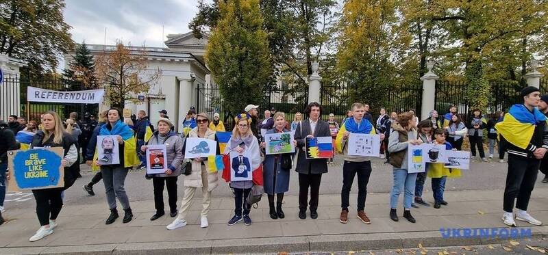 近日在波兰的俄罗斯大使馆前有抗议民众举行了一场极具讽刺意味的「公投」，投票题目居然是「您是否支持兼併俄罗斯大使馆，并将其移交给波兰当局？」。（图撷取自Ukrinform）(photo:LTN)