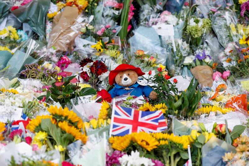 白金汉宫表示，民众在各处哀悼地点共留下1000多只柏灵顿熊与泰迪熊玩偶，将转赠慈善机构。（路透）(photo:LTN)