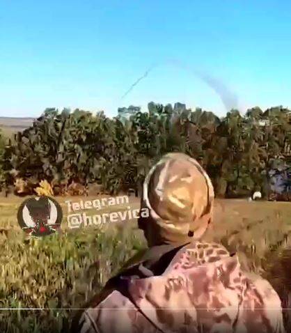 乌克兰士兵以肩射防空飞弹击落俄军Kh-55飞弹。（图撷取自推特）(photo:LTN)