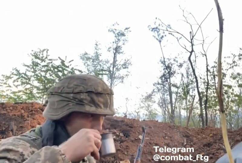 乌克兰士兵在枪战的中途喝咖啡休息，喝完后拿起武器继续战斗。（图撷取自推特）(photo:LTN)