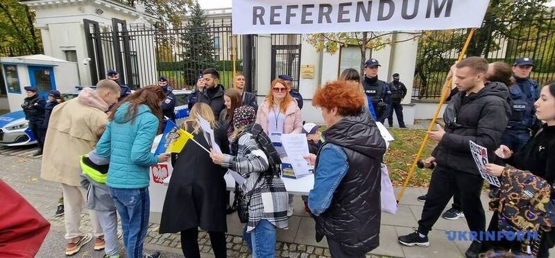 数千名乌克兰、波兰和其他国家的民众参与本次活动，主办方在俄罗斯大使馆外设立一个投票箱，甚至还有选举委员会发送选票。（图撷取自Ukrinform）(photo:LTN)