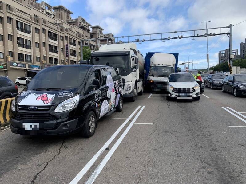 沙鹿區向上路下坡路段，發生大貨車追撞停等紅燈的大小車輛，造成6車連環撞車禍。（記者歐素美翻攝）