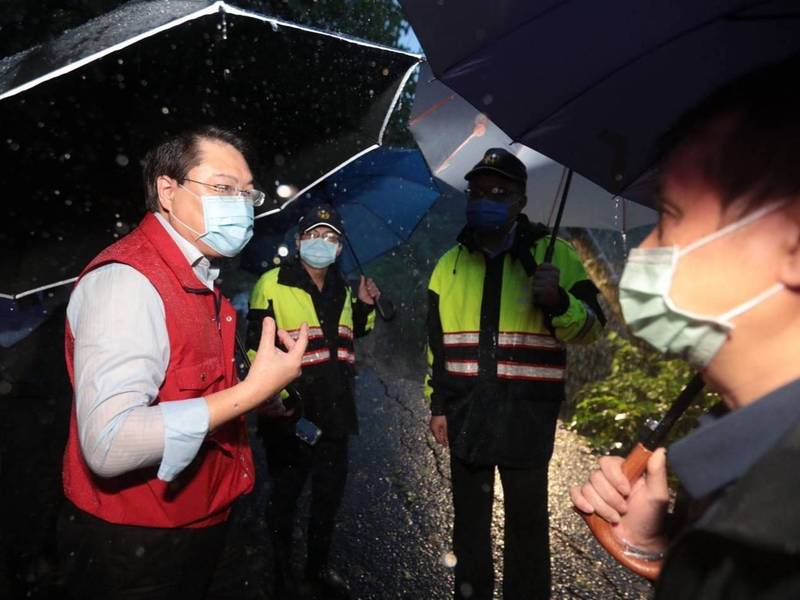 基隆市七堵區華新一路160號附近道路路基被大雨沖刷掏空，今天（17日）一早約5點坍方，基隆市長林右昌勘災後拍板，若18日雨勢趨緩，先以鋼板樁穩定邊坡，再從旁開闢便道搶通。（圖為基隆市政府提供）