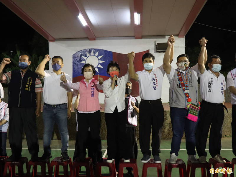 台中市長盧秀燕（中）及市議員候選人吳呈賢（右三）等站在塑膠椅上高喊凍蒜。（記者歐素美攝）