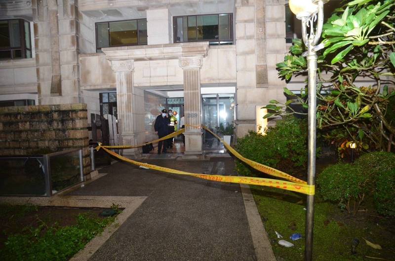 前立委黃義交今傍晚在台北市內湖區住處社區大樓墜樓身亡。(記者鄭景議翻攝) 前立委黃義交今傍晚在台北市內湖區住處社區大樓墜樓身亡。(記者鄭景議翻攝)