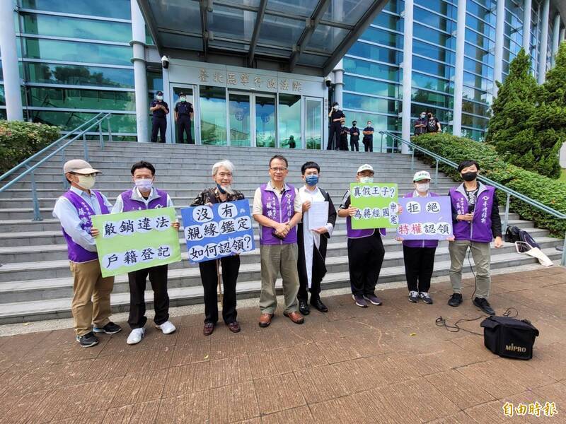 台灣維新黨北市長候選人蘇煥智（左4）提假處分，要蔣萬安改回姓「章」，被北高行駁回。（資料照）