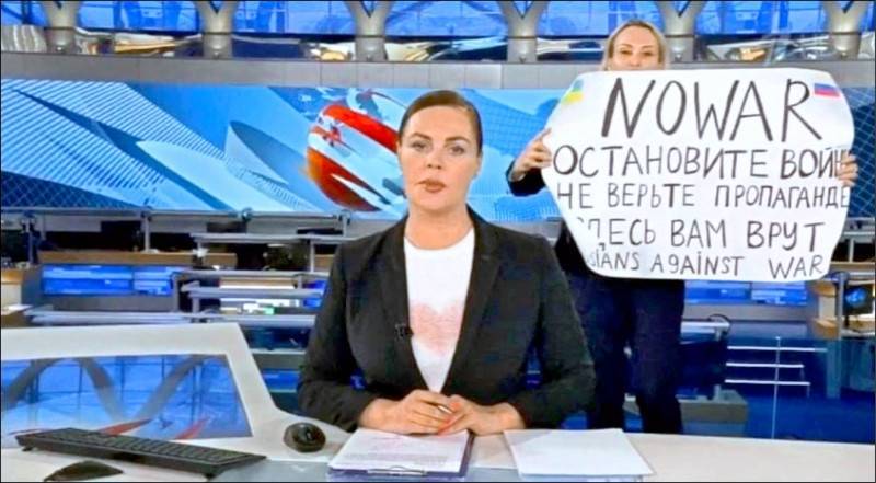 奥斯雅尼可娃原为俄罗斯国营电视台编辑，曾在黄金时段新闻直播时闯进摄影棚，高举反战标语，抗议俄军入侵乌克兰。（法新社档案照）(photo:LTN)