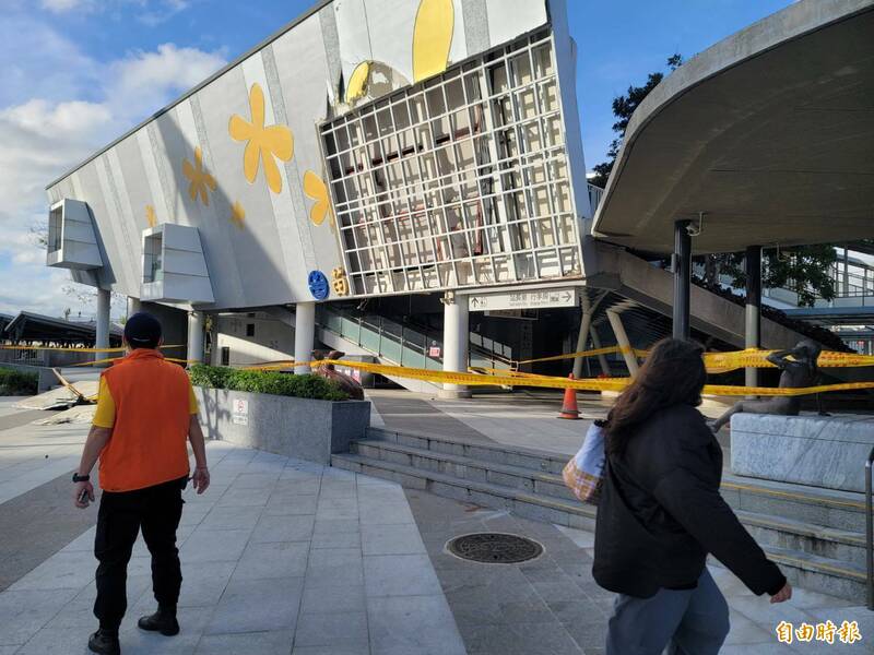 台鐵苗栗車站跨站廂房的東站牆面，不敵強風衝擊，發生大面積牆面被掀落的狀況，幸好沒有造成人員受傷，站方已拉起封鎖線，並引導旅客由第一月台側柵門出入。（記者彭健禮攝）