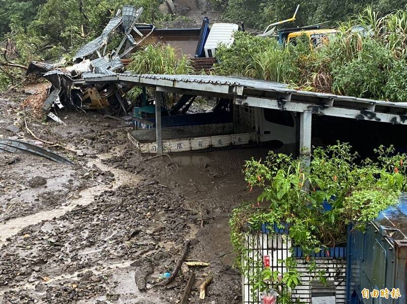 基隆七堵東新街發生土石流，工寮被淹沒。（記者盧賢秀攝）