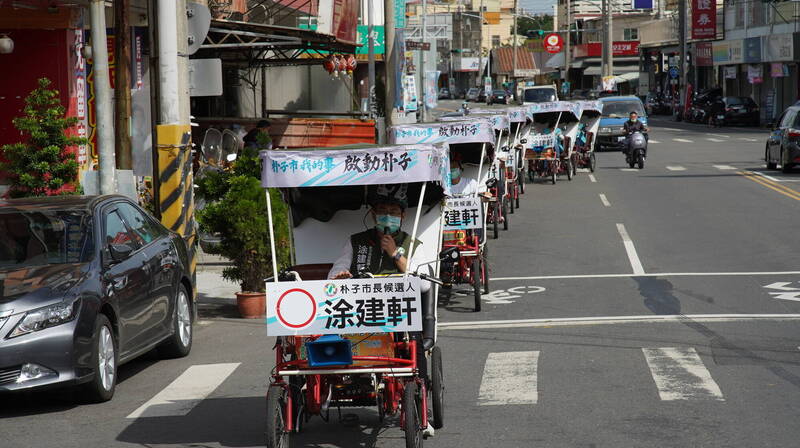 民進黨提名嘉義縣朴子市長候選人涂建軒騎四輪車繞市區。（涂建軒提供）