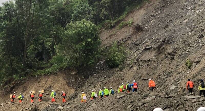 宜縣明池山莊302人受困，救援部隊徒步上山沿途怵目驚心。（圖由宜縣消防局提供）