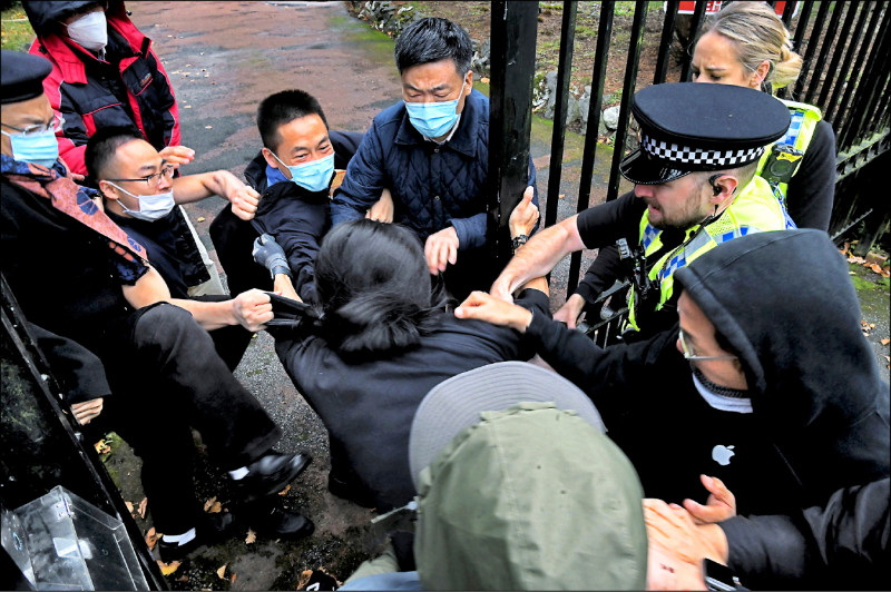 英國曼徹斯特的香港民眾在中國領事館外抗議，竟遭館內人員拖入痛毆。
（路透）