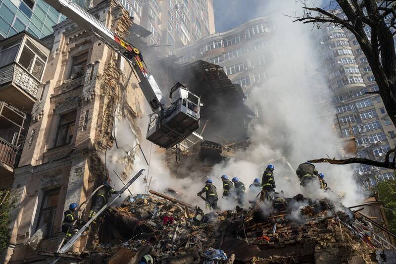 无人机攻击造成多栋公寓倒塌。（美联社）(photo:LTN)