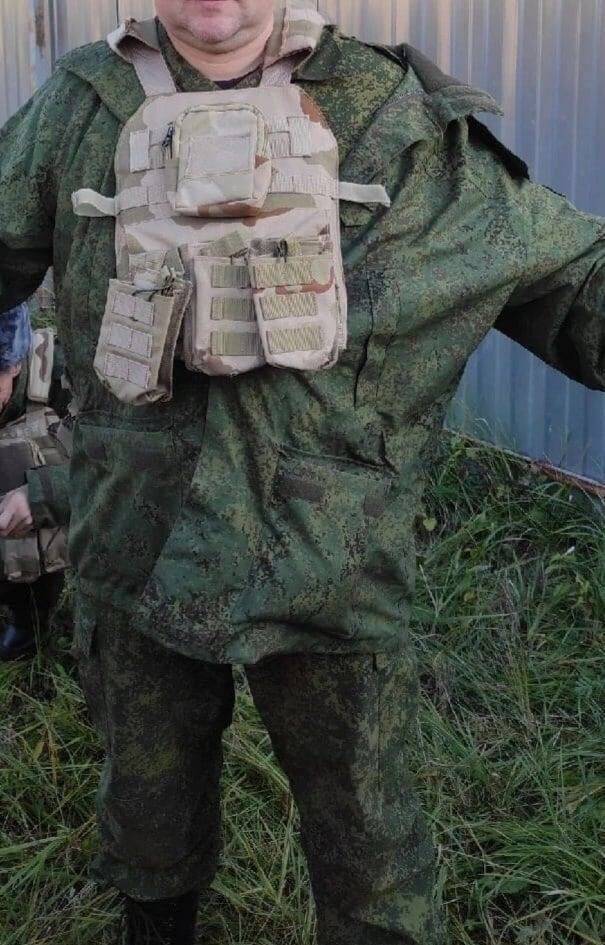 俄军身上的战斗背心是迷你尺寸。（图撷取自推特）(photo:LTN)