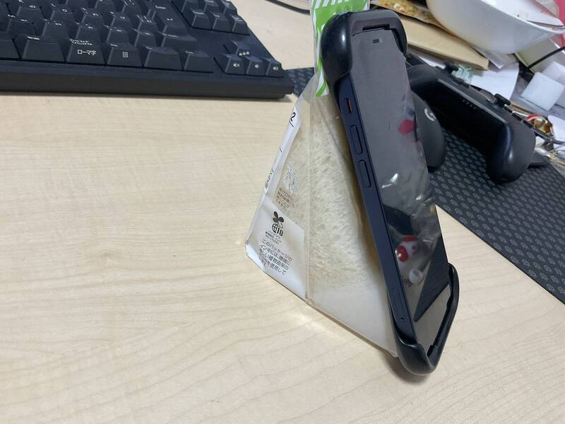 三明治新功能？與手機「完美貼合」 網尷尬自嘲︰花3分鐘才找到