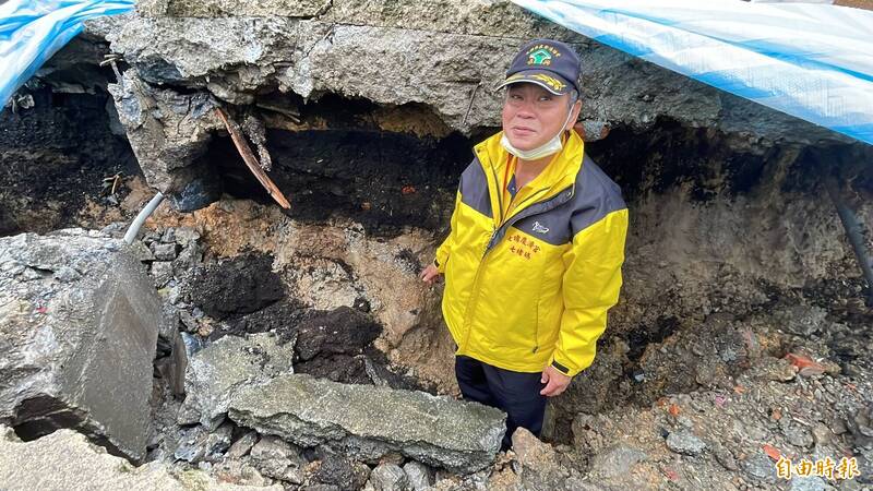 基隆市七堵區東新街北極宮前廣場地層嚴重下陷近2公尺。（記者盧賢秀攝）