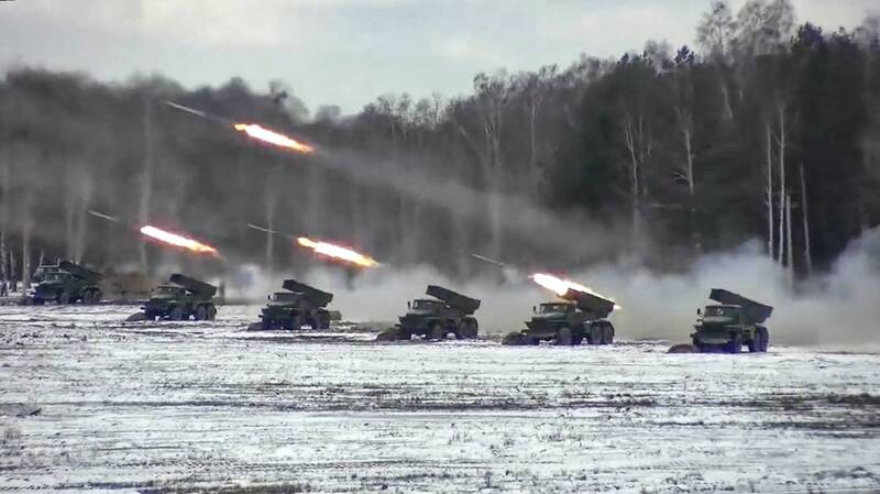 俄罗斯与盟友白俄罗斯共组联合部队，部署在乌克兰北部边境。图为俄罗斯国防部2月4日发布俄军与白俄罗斯在白俄联合军演。（美联档案照）(photo:LTN)