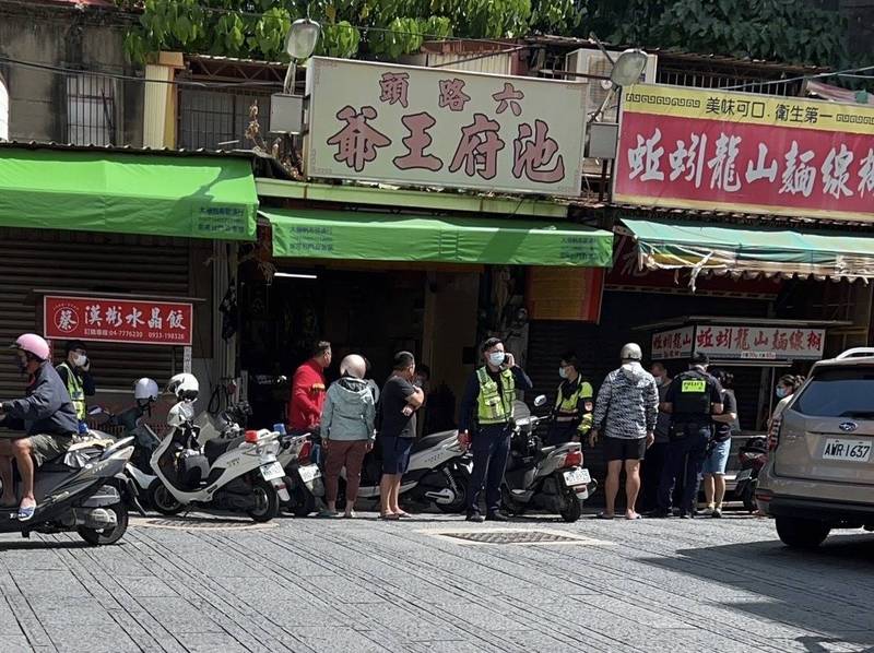 彰化縣鹿港鎮第一市場附近的六路頭池府王爺廟，今天傳出遭人推倒天公爐、拆掉木門門柱事件，警方獲報馬上到場。（楊昇樺提供）