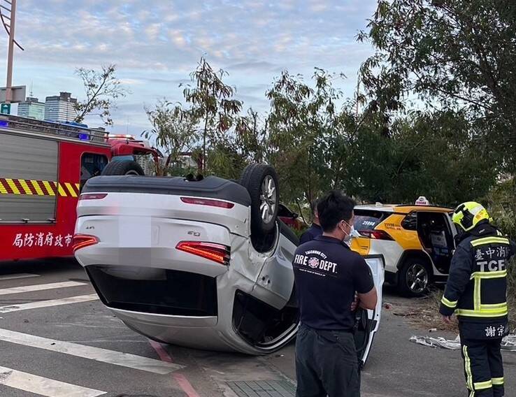 台中市南屯區大墩南一街、豐富路口發生計程車撞翻奧迪車禍，警消忙著檢視現場狀況。（民眾提供）