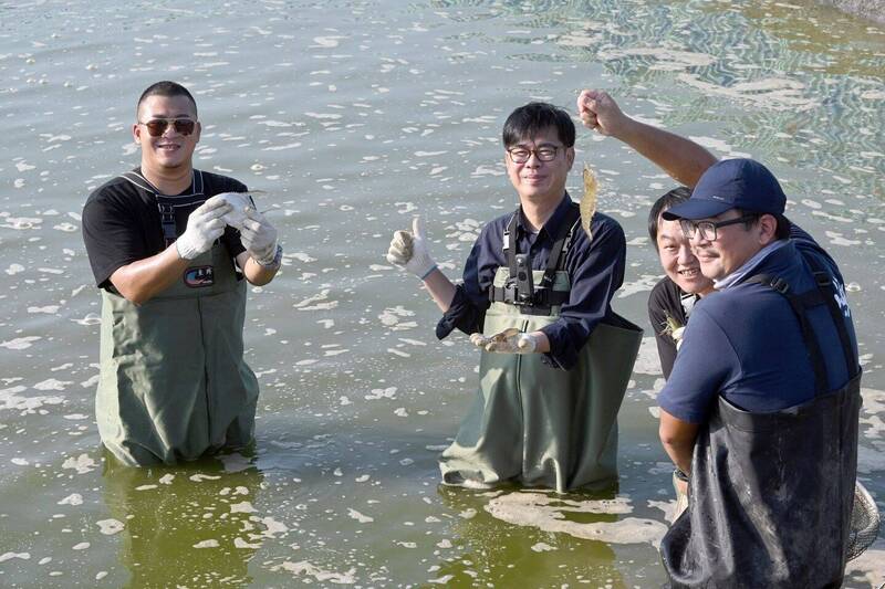 陳其邁與草爺（左）一起拜訪彌陀漁村小秘境。（記者王榮祥翻攝）