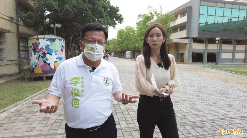 民進黨嘉義市長候選人李俊俋（左）帶著《自由最前線》採訪團隊走訪嘉創園區，直擊「半荒廢」狀態。（記者陳宇睿攝）