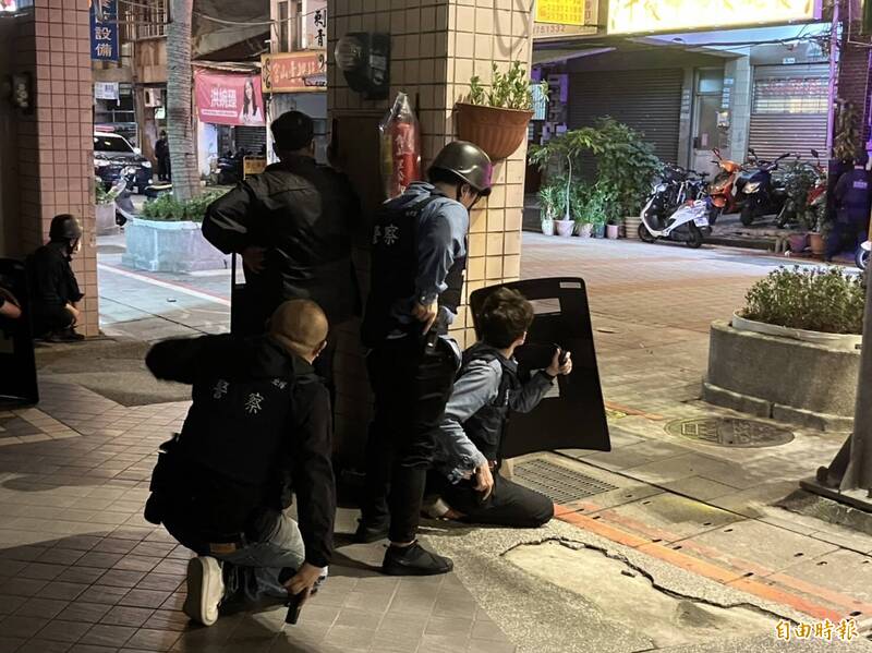 邱國隆與警方對峙。（記者王冠仁攝）