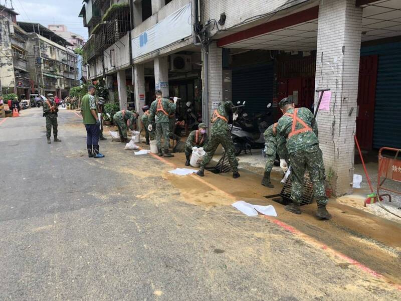 國軍協助基隆暖暖街281巷清理路面及溝泥。（擷取自林右昌臉書）