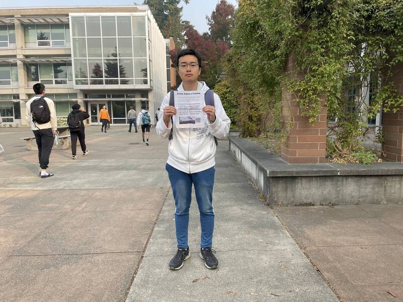 中国留学生在推特PO自己在美国校园不同角落、手持四通桥标语双语文宣的照片，在中国家人竟遭到警察找上门。（撷取自Thomas@x07EsfDrQssaTWK推特）(photo:LTN)