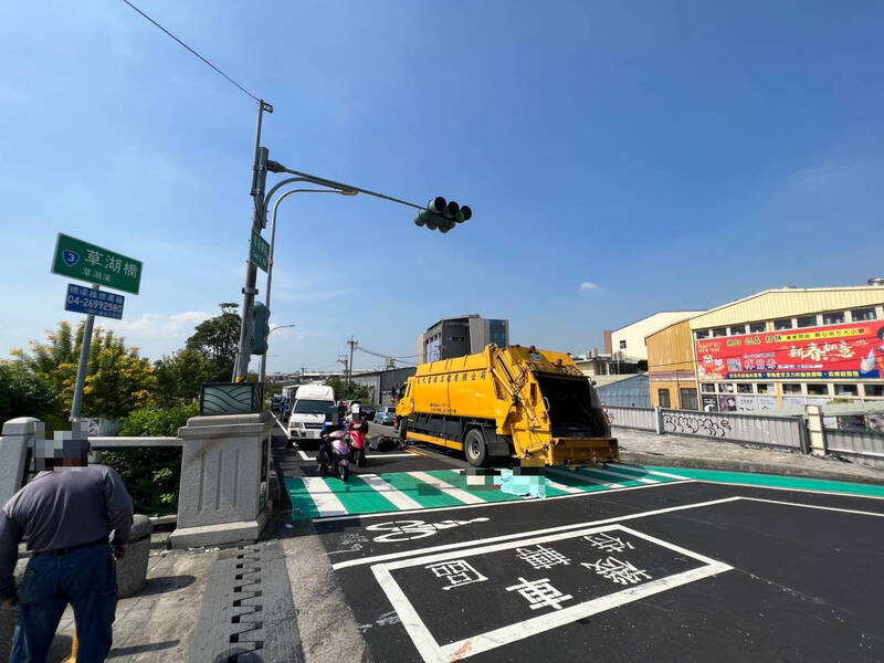 台中市霧峰區今日上午10點多傳出機車與垃圾車發生擦撞，機車後座女乘客當場死亡。（霧峰分局提供）